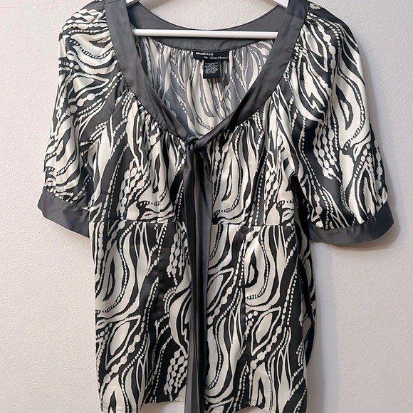 mackie & co Tops - Mackie & co blouse size 8 left side zipper